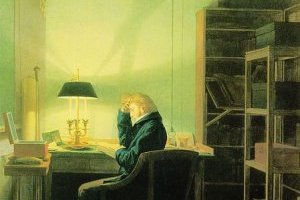 Homme lisant à la lueur de la lampe