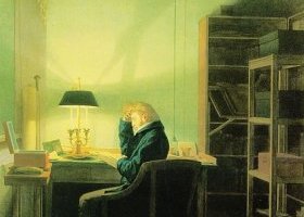 Homme lisant à la lueur de la lampe