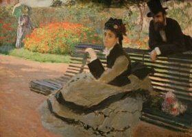 Camille Monet assise sur un banc de jardin