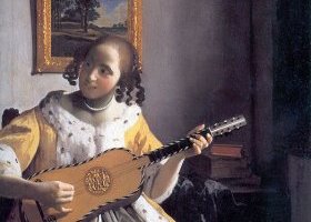 Une femme jouant de la guitare