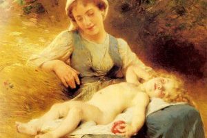 Une mère avec son enfant endormi