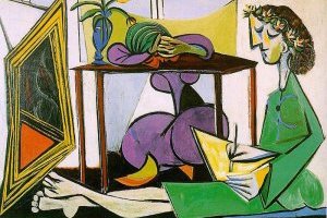 Intérieur avec une fille dessinant 