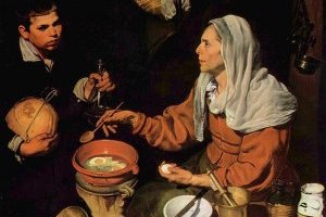 Vieille femme faisant frire des œufs
